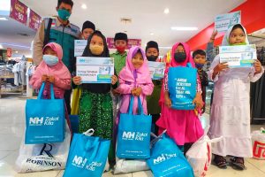 50 Anak Yatim Serbu Ramayana Gresik