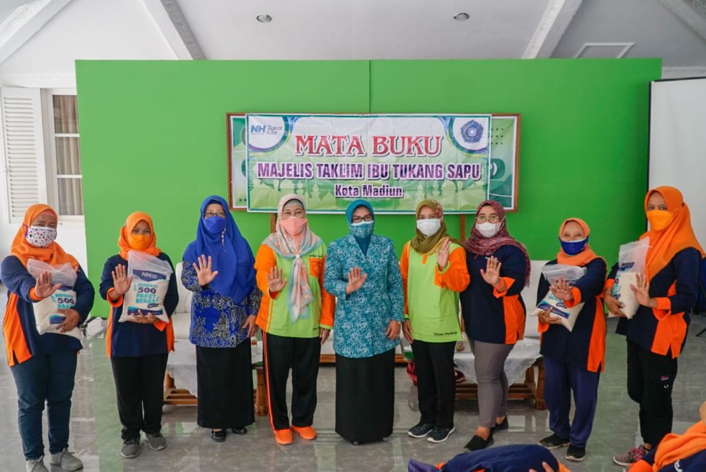 berbagi kemanfaatan kepada ibu-ibu tukang sapu