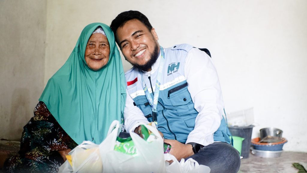 Kado Lebaran untuk Janda Tua dan Dhuafa