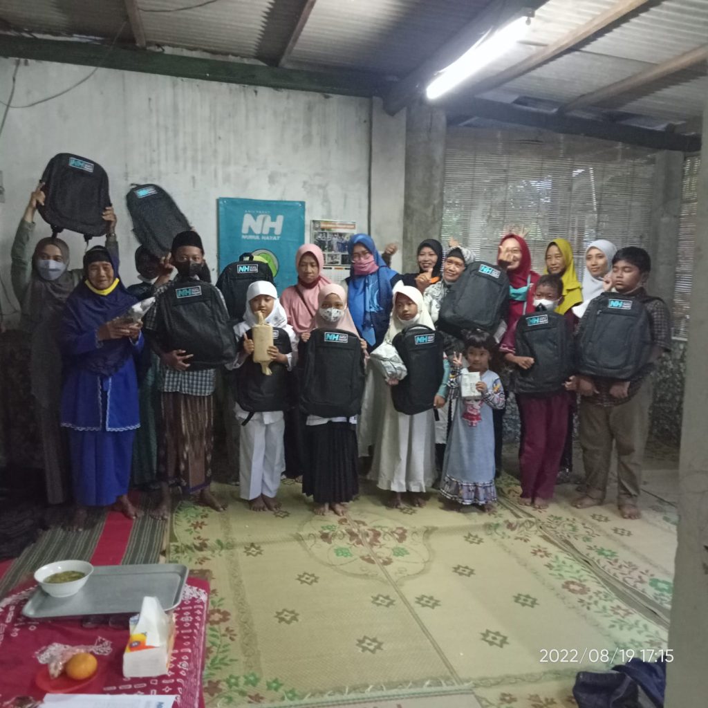 Penyaluran 20 Tas untuk Yatim Binaan NH