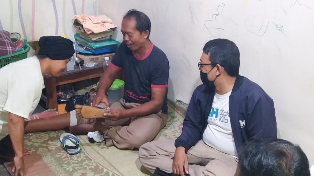 Kaki Palsu untuk Bu Sumirah dan Pak Suroso