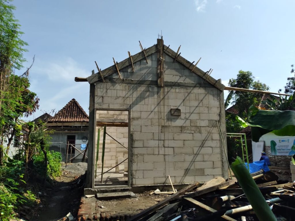 Gotong Royong Bangun Rumah Mbah Gimin