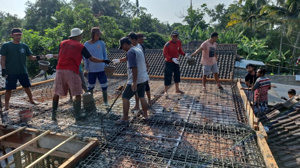 Gotong Royong Bangun Kembali Musholla Nurul Iman Gunungan