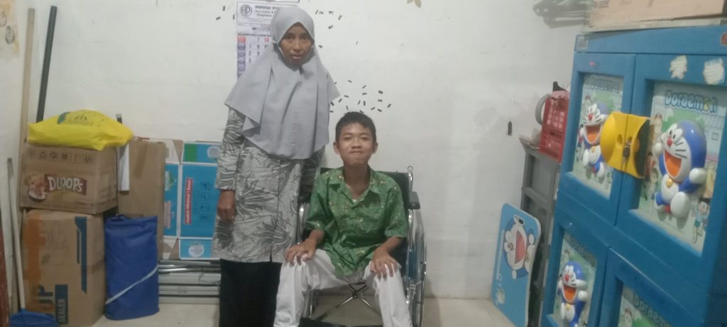 Bantu Putra Beli Kursi Roda