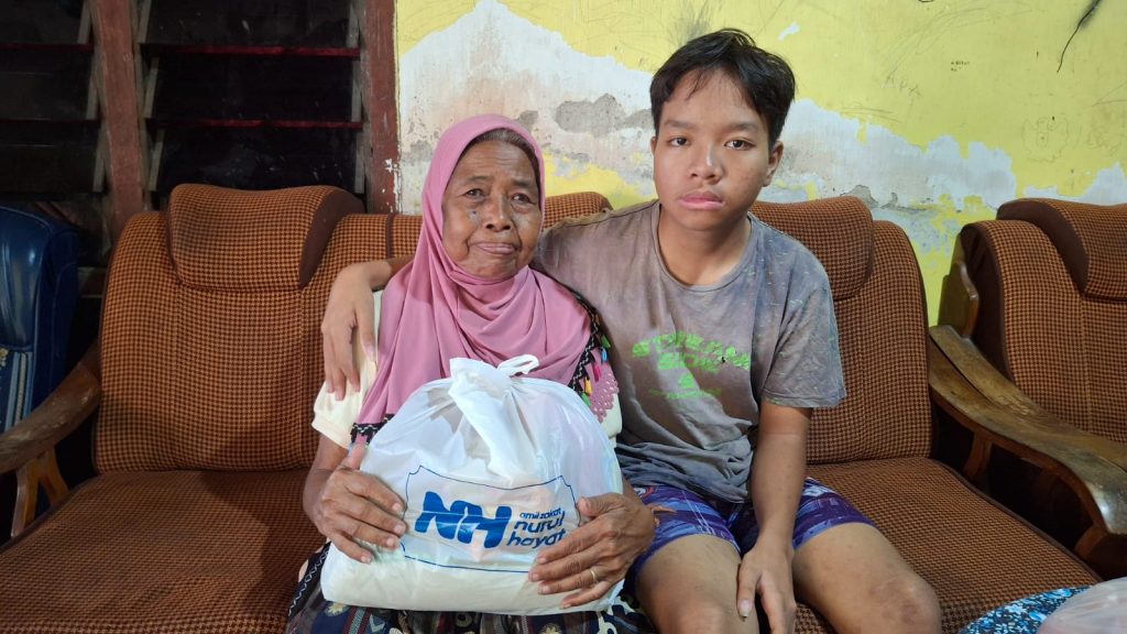 Penyaluran Bantuan Kebutuhan Pokok untuk Ibu Poniyem