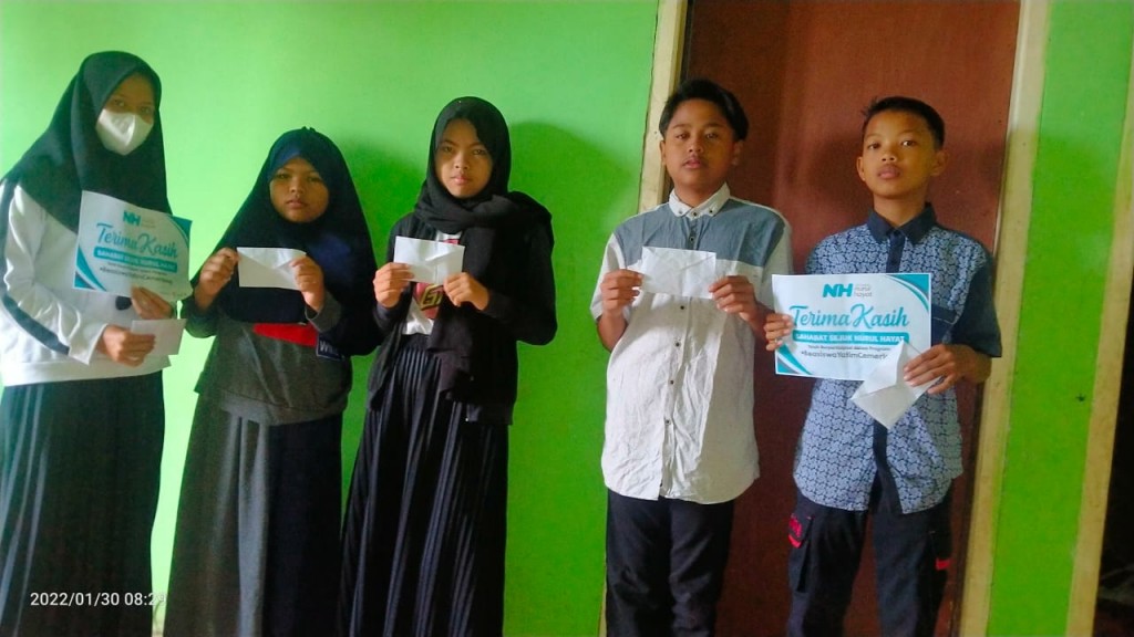 Bahagiakan Adik Yatim, Ajak Mereka Belanja Peralatan Sekolah