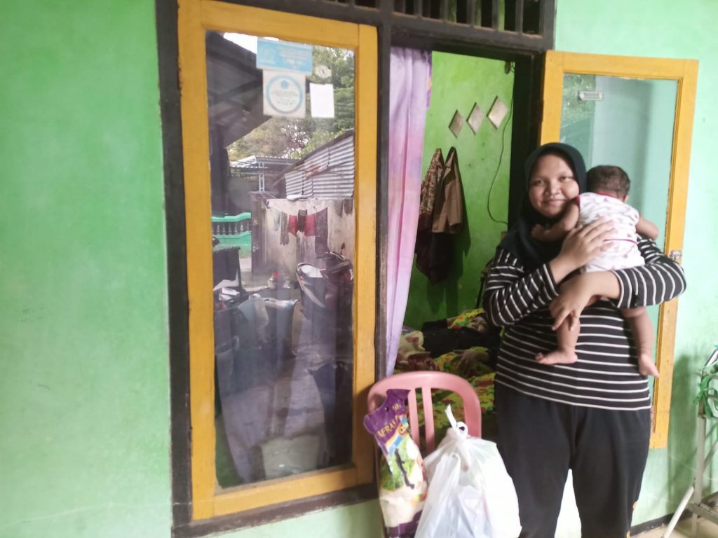 Sekolah Sambil Bekerja Demi Merawat Ibunya, Mari Bantu Adik Jasmine