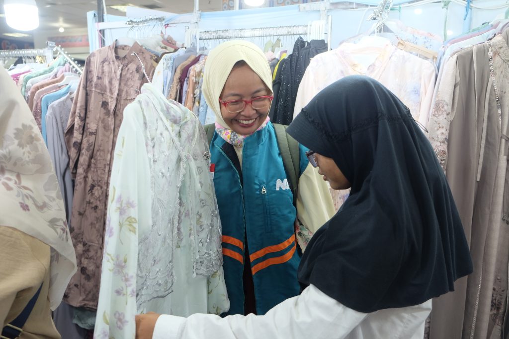 Jelang Idul Fitri, Puluhan Relawan Dampingi Adik-Adik Yatim Belanja Kado Lebaran