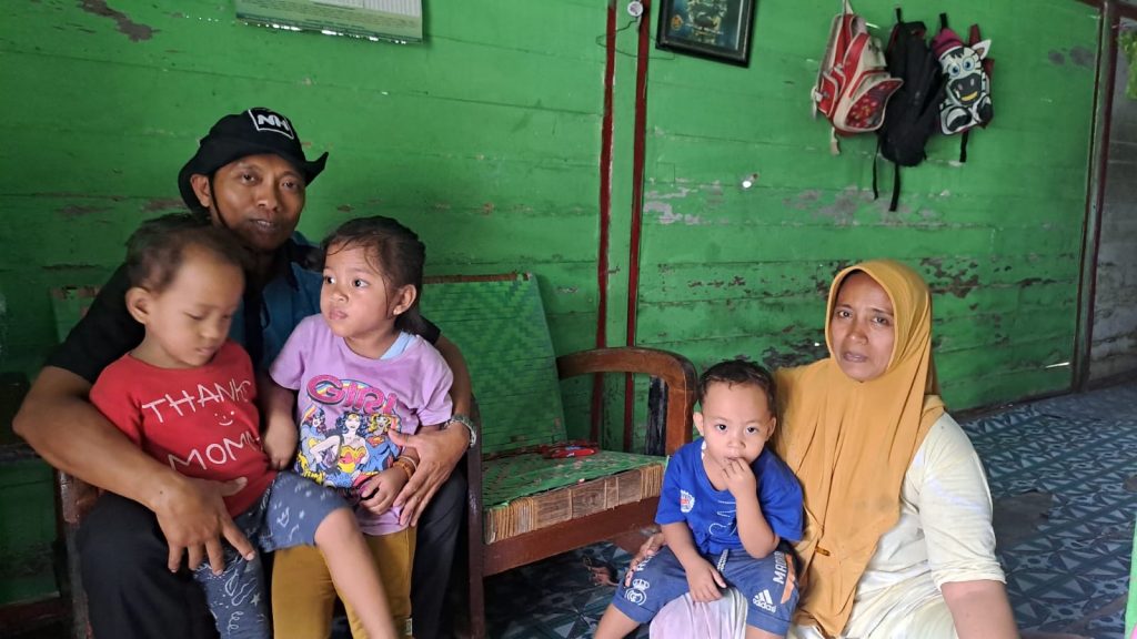 Bantu 3 Anak Yatim Kembar Penuhi Kebutuhan Pokok