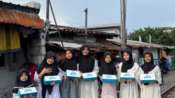 Berbagi 200 Porsi Nasi di Kampung Pemulung Surabaya